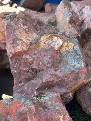 Камни для ландшафтного дизайна красно-фиолетовые 10-60 килограмм купить в Краснокамске