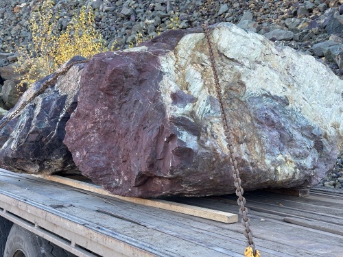 Огромные красно-фиолетовые валуны для ландшафтного дизайна весом более 5 тонн купить в Краснокамске
