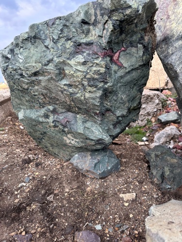 Гигантские зелёные валуны для ландшафтного дизайна весом более 5 тонн купить в Краснокамске