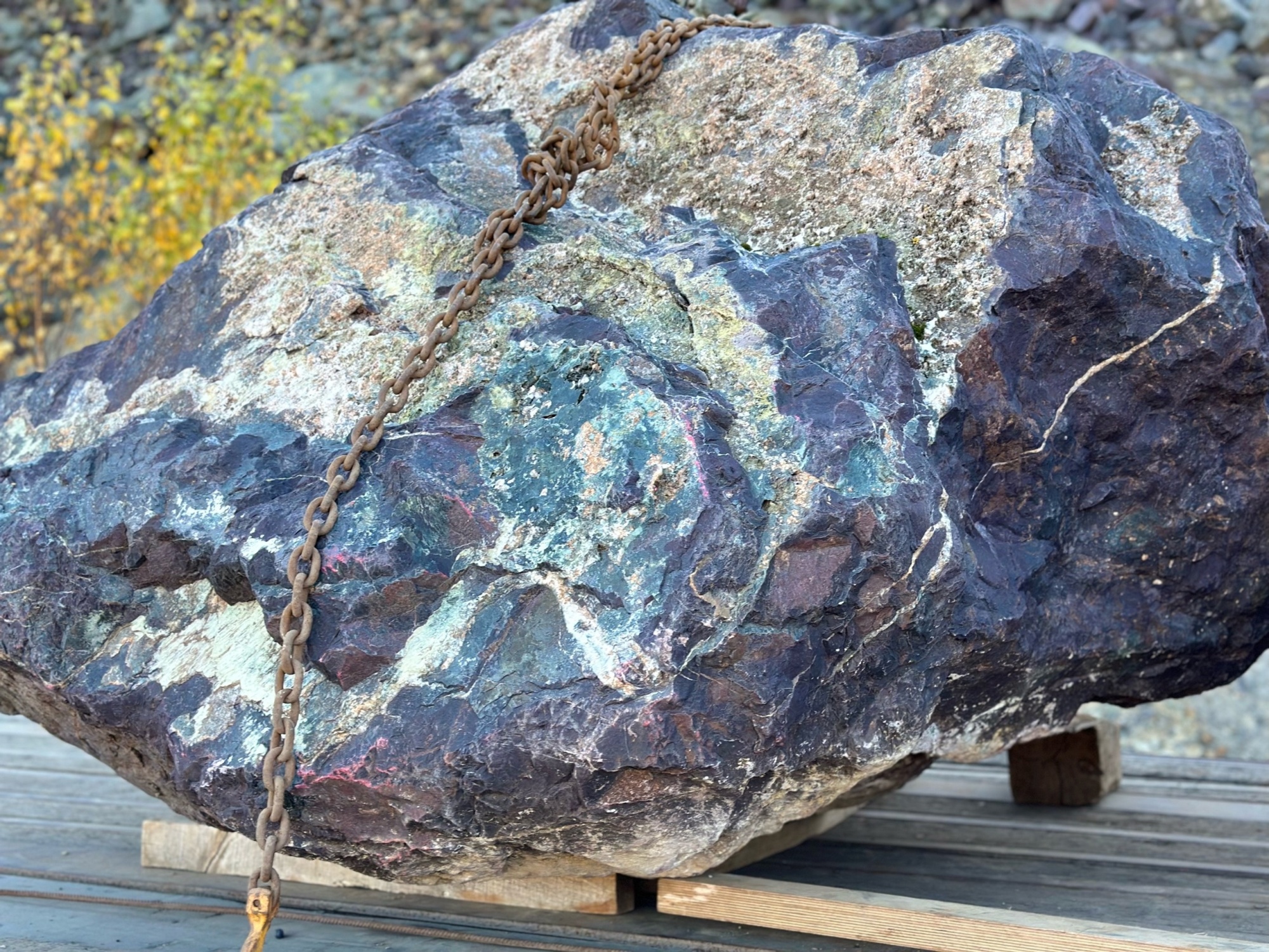 Огромные красно-фиолетовые валуны для ландшафтного дизайна весом более 5 тонн купить в Краснокамске