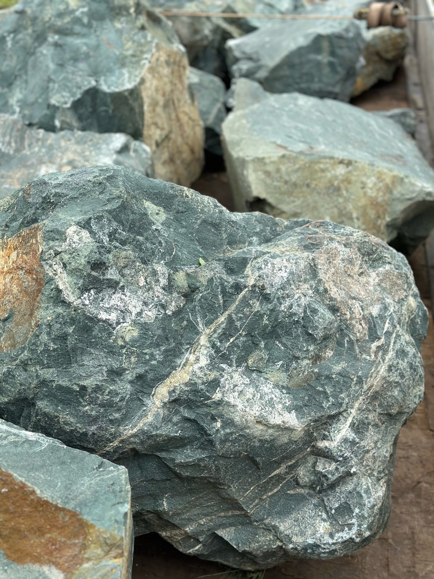 Камни для ландшафтного дизайна зелёные 10-60 килограмм купить в Краснокамске