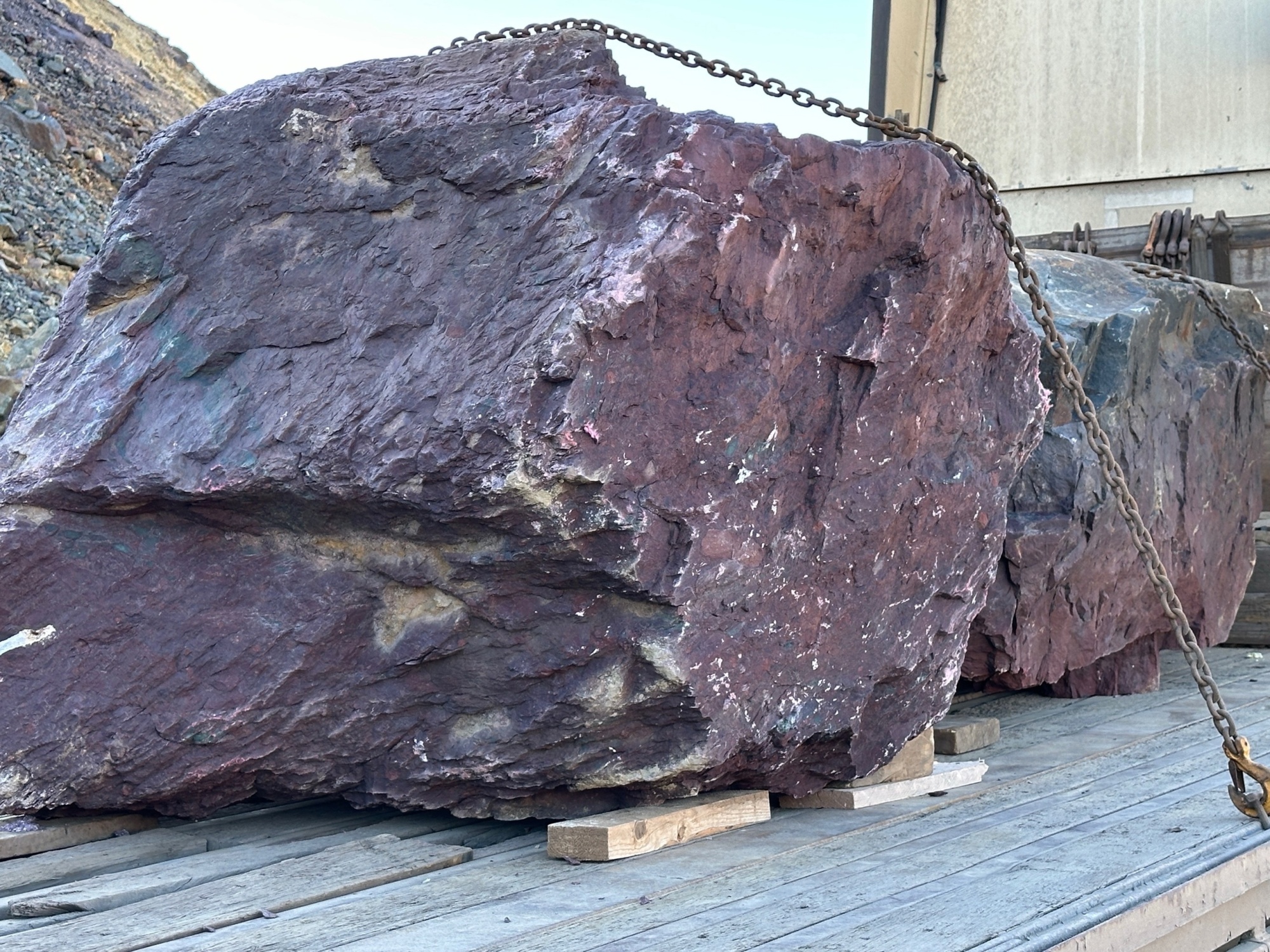 Огромные красно-фиолетовые валуны для ландшафтного дизайна весом более 5 тонн купить в Краснокамске