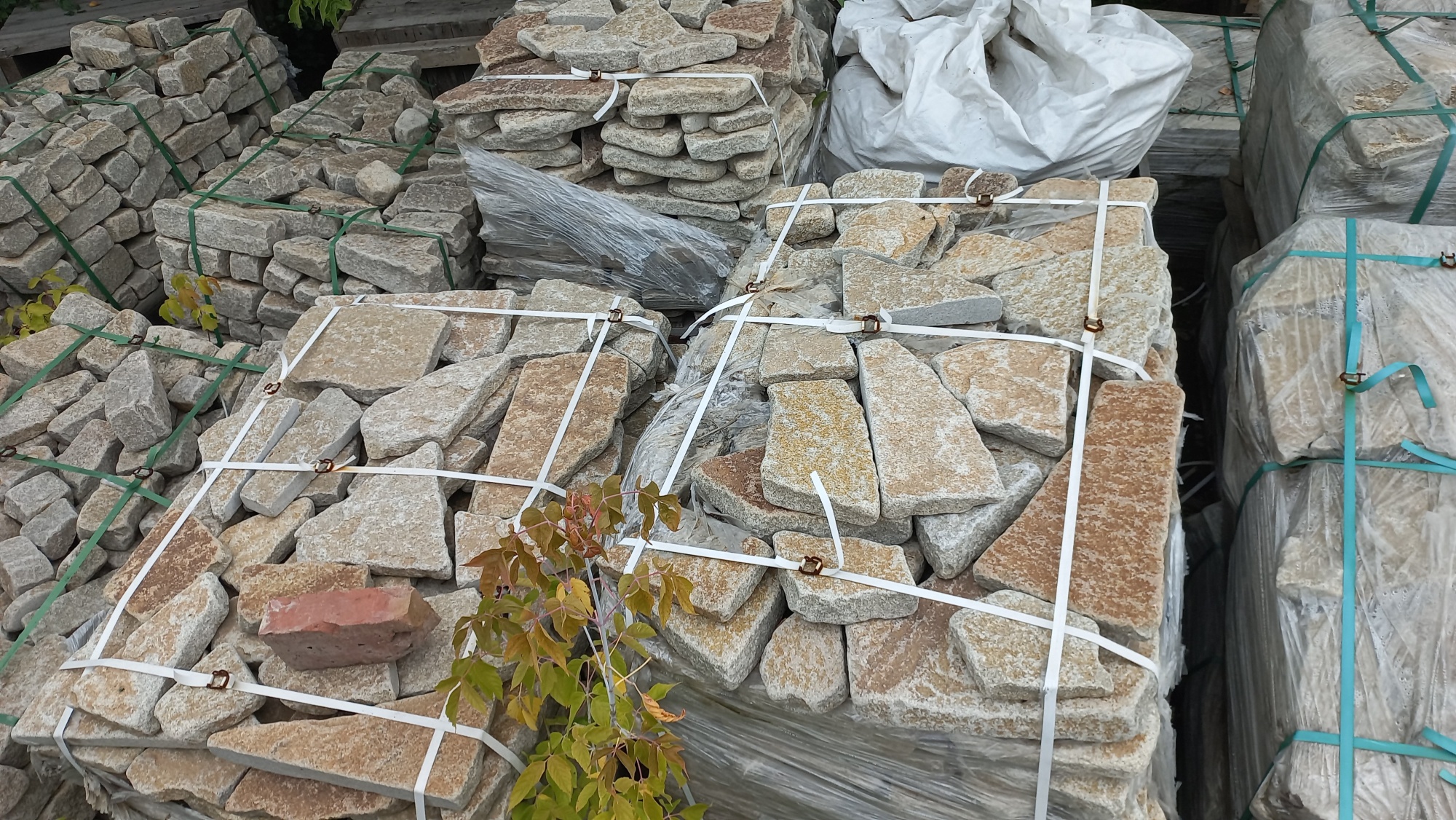 Плитняк гранитный галтованный купить в Краснокамске