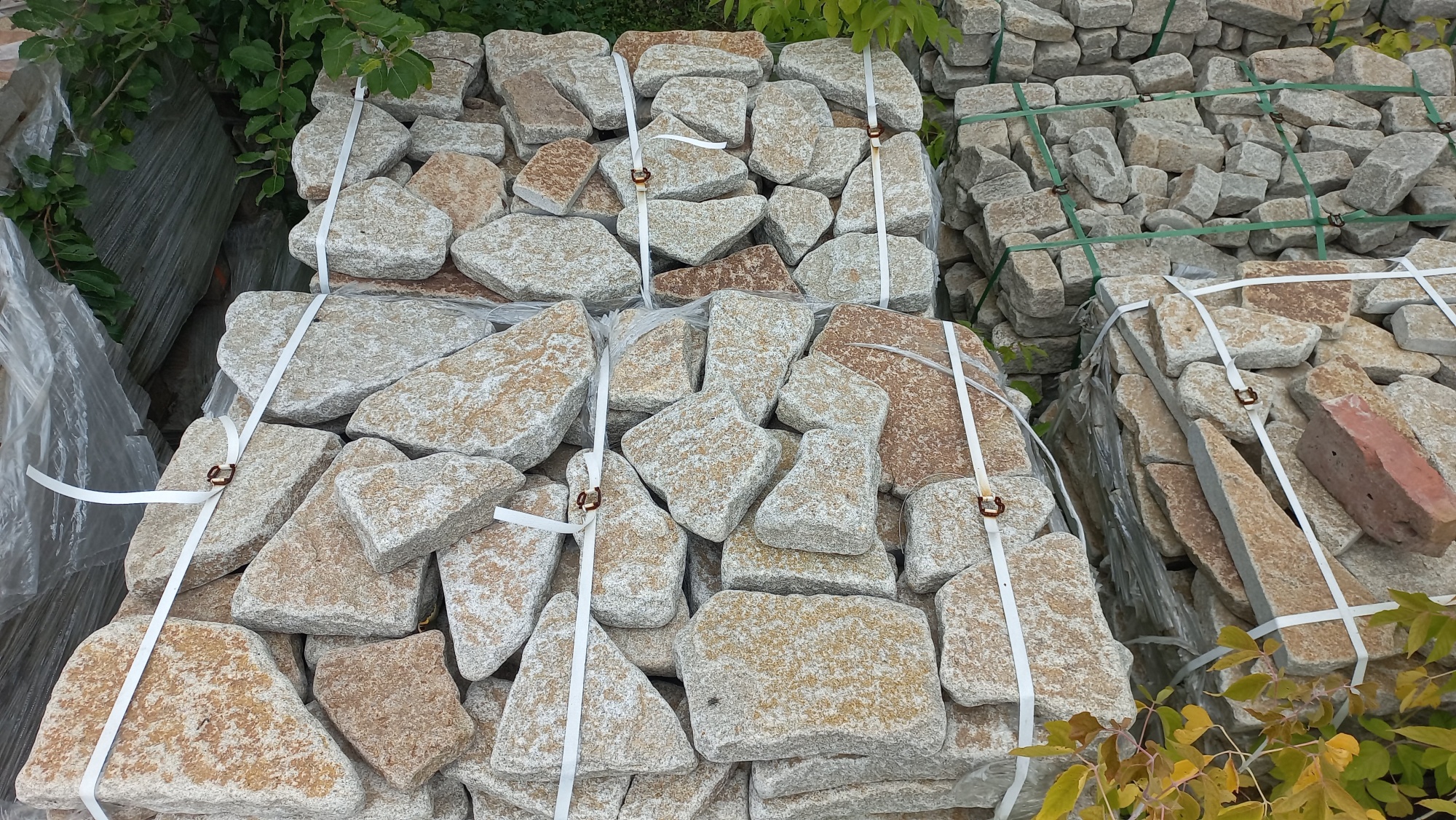 Гранитный плитняк галтованный для мощения купить в Краснокамске