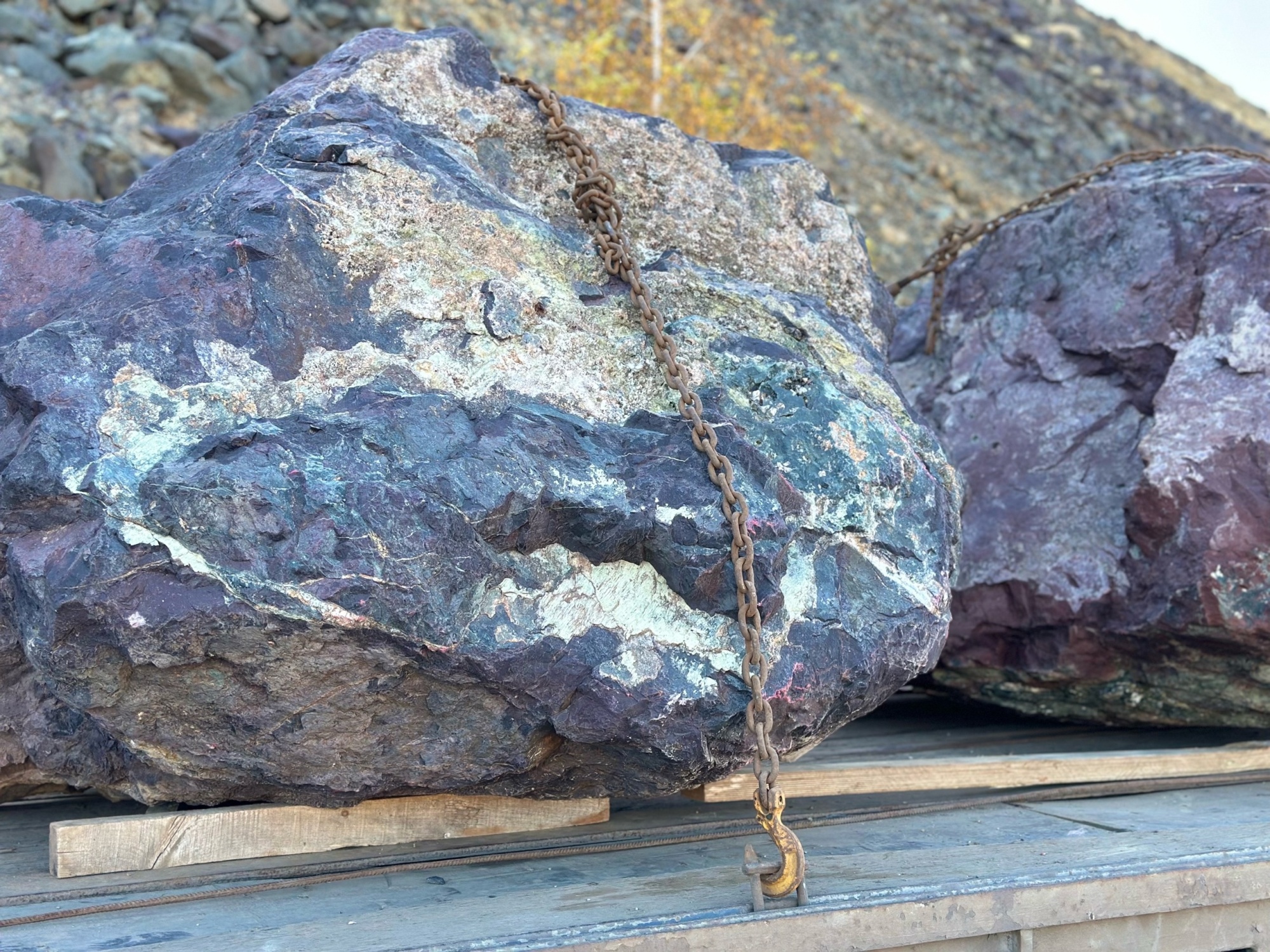 Огромные красно-фиолетовые валуны для ландшафтного дизайна весом более 5 тонн купить в Краснокамске