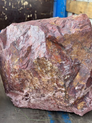 Валуны ландшафтные красно-фиолетовые