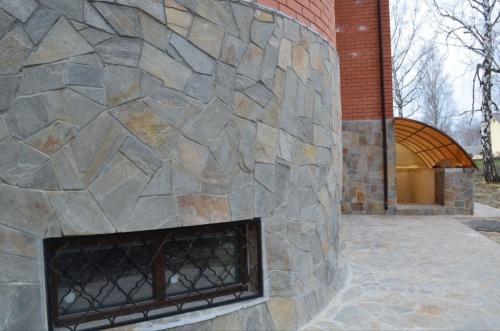 Плитняк златолит Уральский для цоколя, отмостки купить в Краснокамске